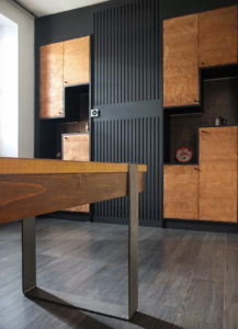 bureau et armoire en bois