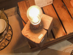lampe allumée pied en bois recyclé