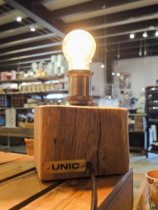lampe allumée pied en bois recyclé