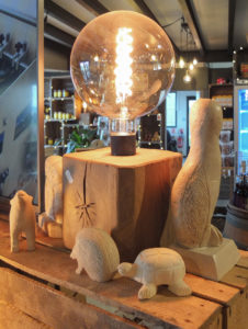 pied de lampe en bois cubique