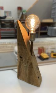 lampe en bois en forme de triangle
