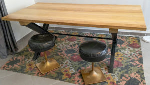 table bois métal avec deux tabourets laiton cuir