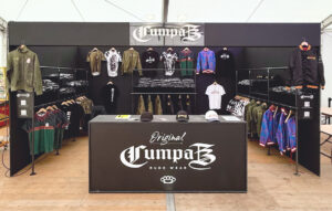 stand noir présentant des vêtements streetwear