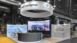 stand épuré avec enseigne circulaire, banque cintrée et écran géant