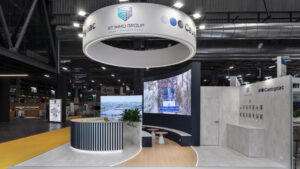 stand épuré avec enseigne circulaire, banque cintrée et écran géant