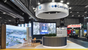 stand épuré avec enseigne circulaire, banque cintrée et écran géant