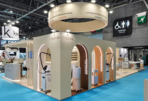 stand avec enseigne circulaire beige claustra et arches