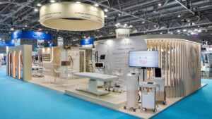 stand avec enseigne circulaire beige claustra et arches