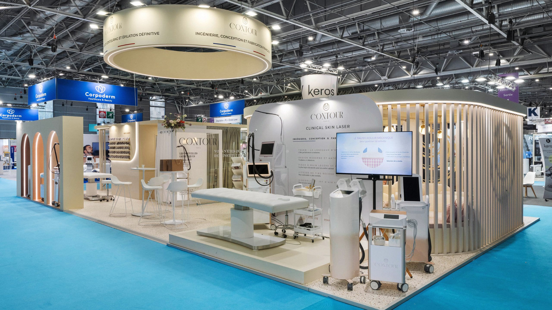 stand avec enseigne circulaire beige claustra et arches